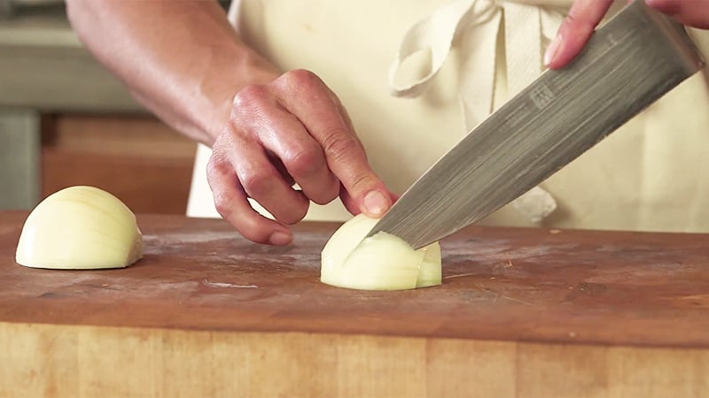 Como cortar uma cebola