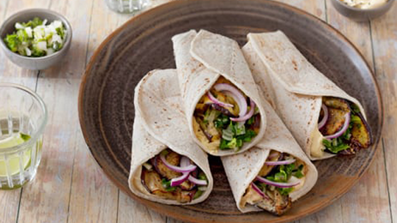 Burritos vegetarianos sem glúten com beringelas, ervas e húmus